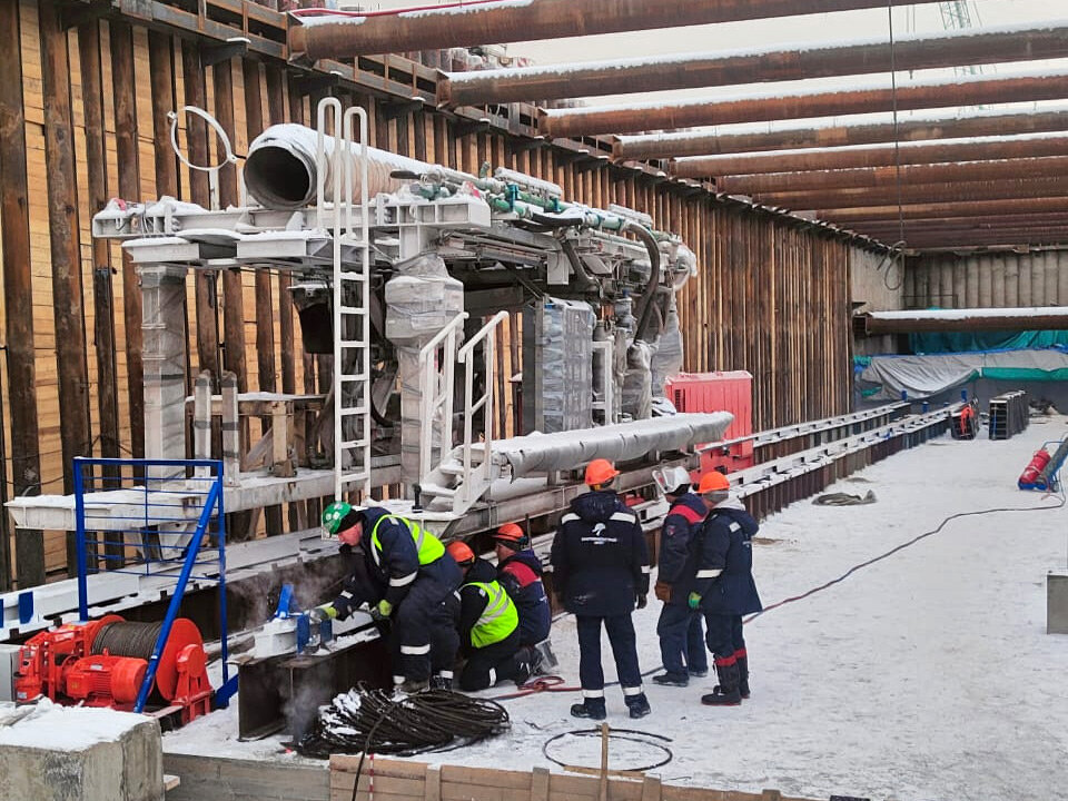     Собранный тоннелепроходческий механизированный щит будет двигаться вперед по специальным рельсам, «прогрызая» перед собой землю