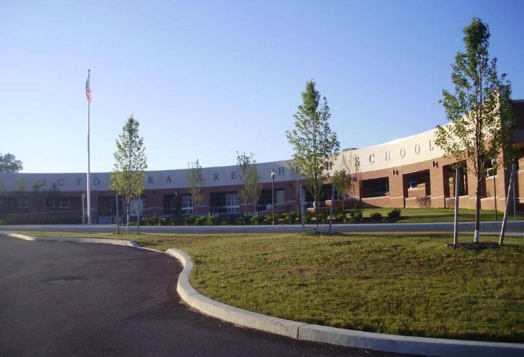 Школа, где учился Рэнделл Миллс (новое здание)