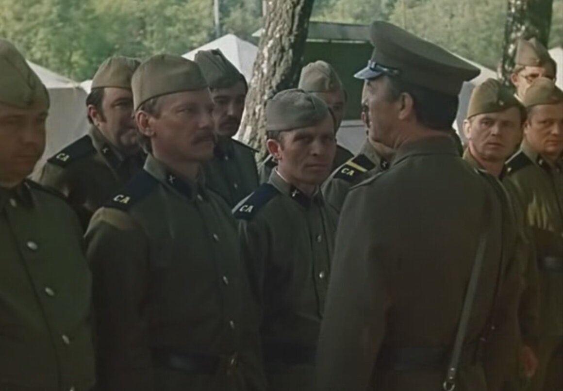 Старший лейтенант и солдаты. Кадр из фильма