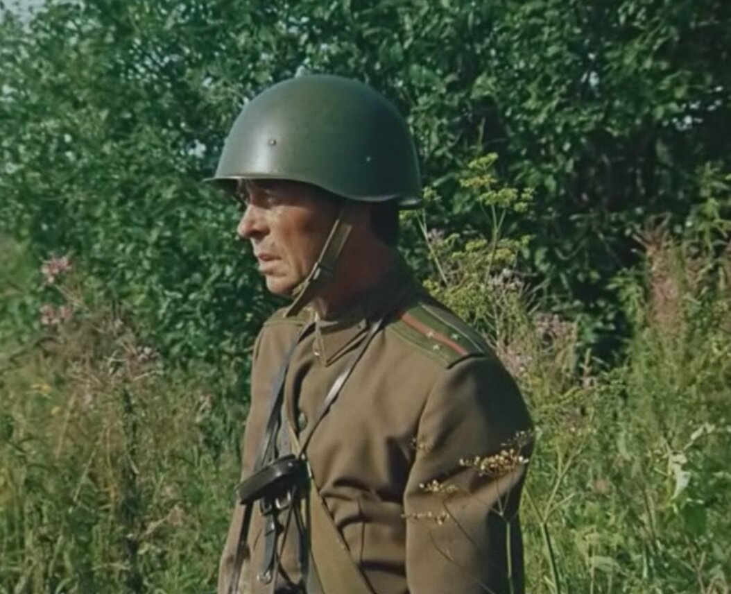 Старший лейтенант запаса на сборах в полевой форме. Кадр из фильма