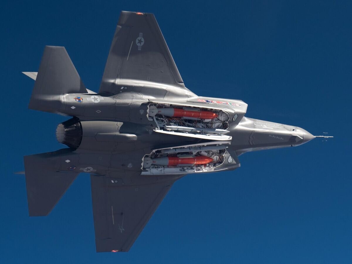    Американский истребитель F-35 с двумя бомбами В61-12© Фото : Los Alamos National Laboratory