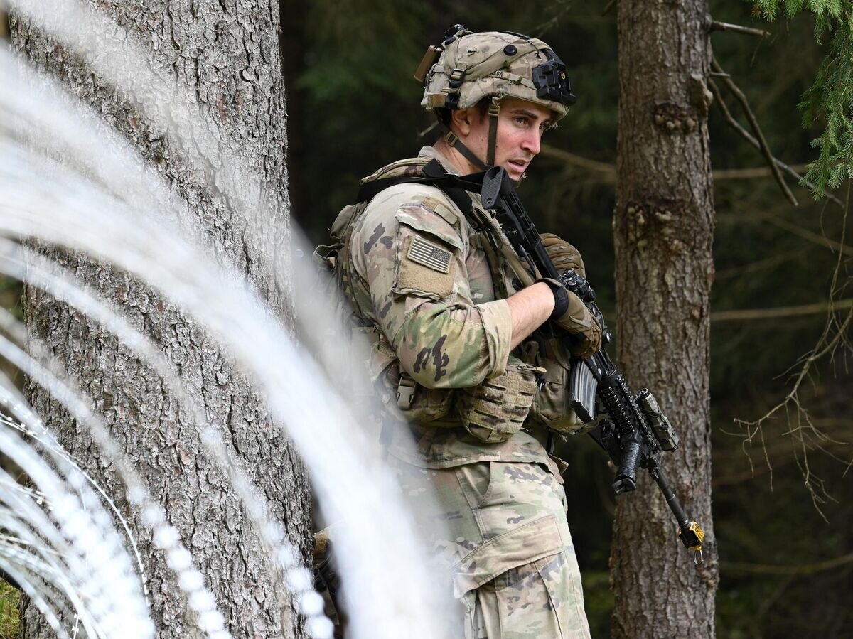 Американский солдат во время учений НАТО на полигоне Хоэнфельс в Германии© AFP 2023 / CHRISTOF STACHE