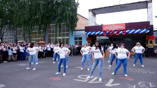 Родители зажигают на последнем звонке. Крутой сюрприз от родителей.