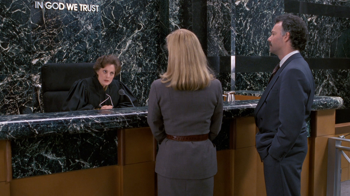 Кадр из фильма "Виновен вне подозрений" (1993)