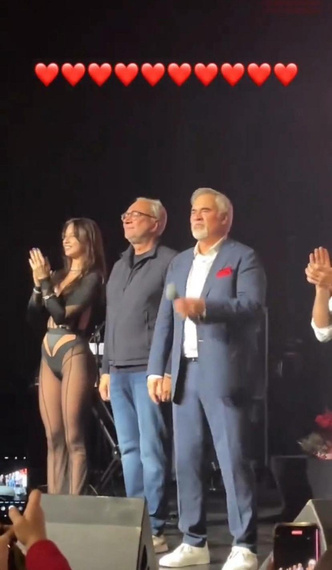 Чести выступать с братом продюсера удостаиваются обычно только самые-самые участницы коллектива. 