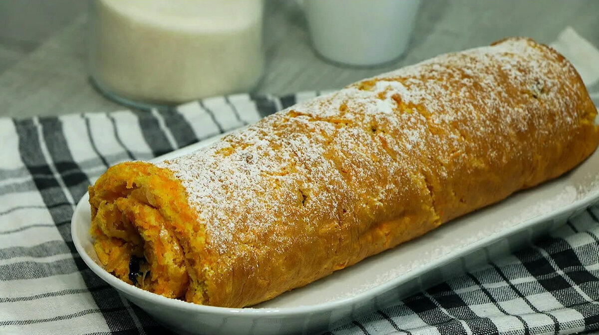 Морковный рулет с яблоками и сухофруктами