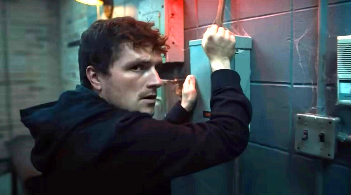 Вот так всегда! Хоть вешай на рубильник табличку "Осторожно! Работают люди!", хоть не вешай, всё равно появится страждущий, который "Да мне только чайник вскипятить!".  