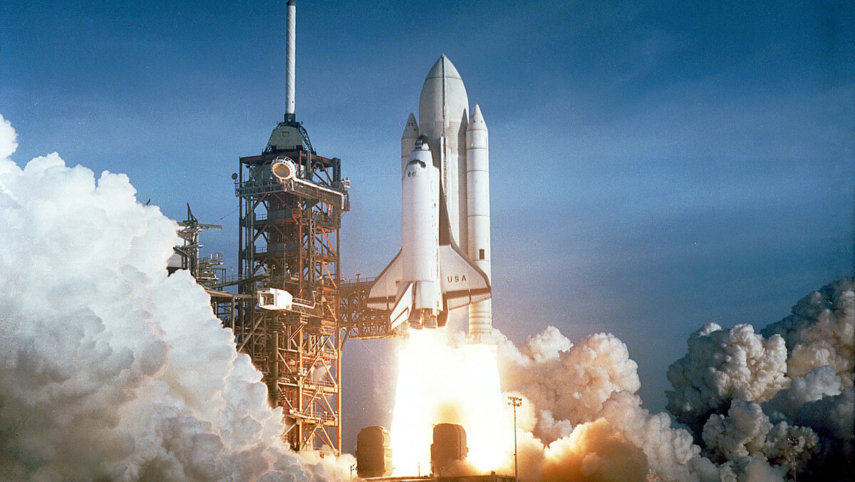 Первый старт космического шаттла «Колумбия» 12 апрель 1981 года. Внешний топливный бак (в центре) был покрашен в белый цвет только в двух первых полётах. При дальнейших стартах бак не красили для снижения веса системы.