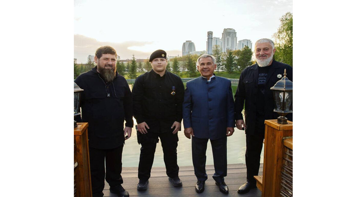 Награждение Адама Кадырова главой Татарстана орденом "Дусылык"