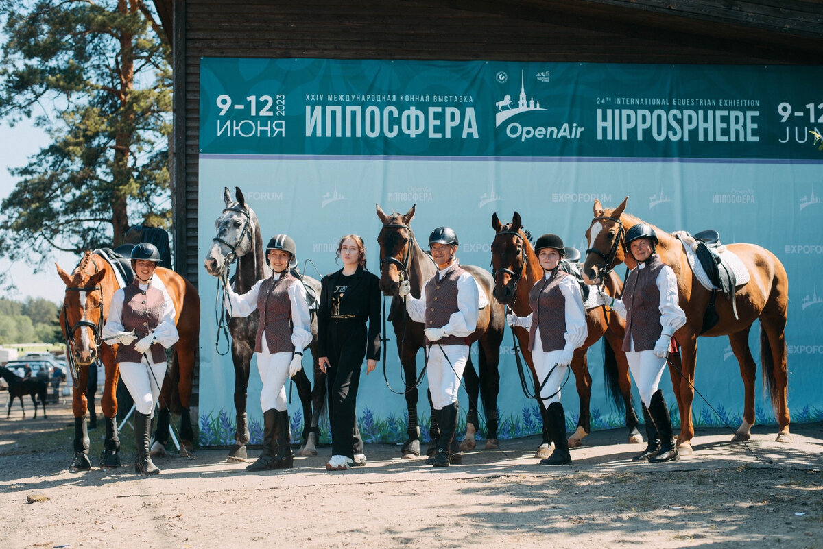 Слева-направо: Кристина и Флер, я и Тоша, диктор Настя, Стас и Абакан, Вика и Порт, Ольга и не помню имя лошади (эта пара не из нашего клуба)