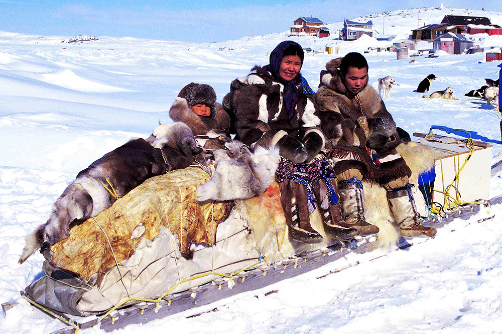 Одежда жителей крайнего севера. Народы крайнего севера россии для детей. Жители севера к холоду. Северный олень тундра ненцы. Житель крайнего севера давший название.
