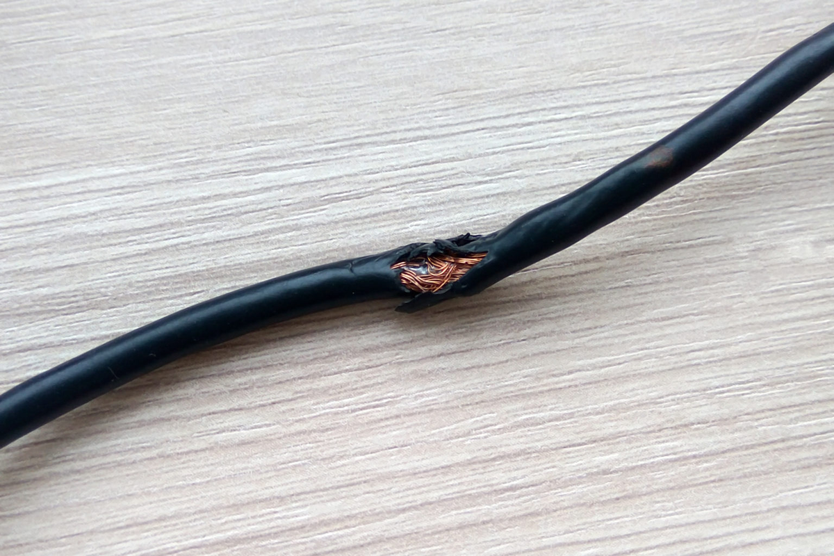 Поврежденный кабель. Поврежденная изоляция проводов. Испорченный кабель. Кабель с поврежденной изоляцией.