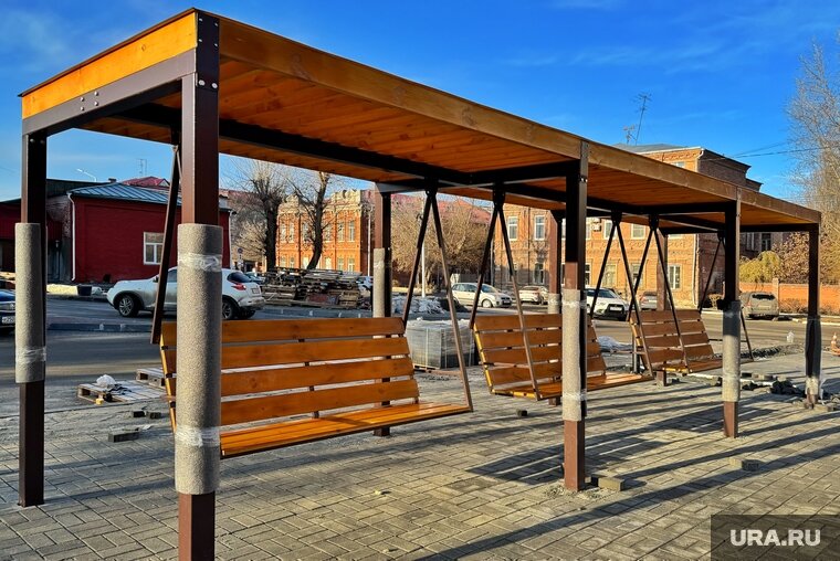    Кроме качелей планируется установить и другие объекты благоустройства