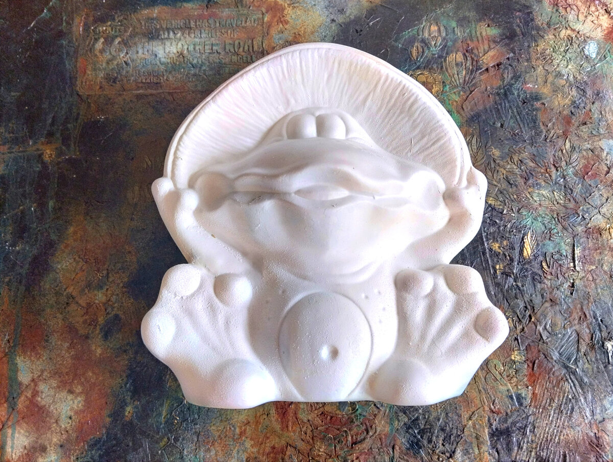 Садовая фигурка в ожидании преображения. Все фото из личного архива автора 