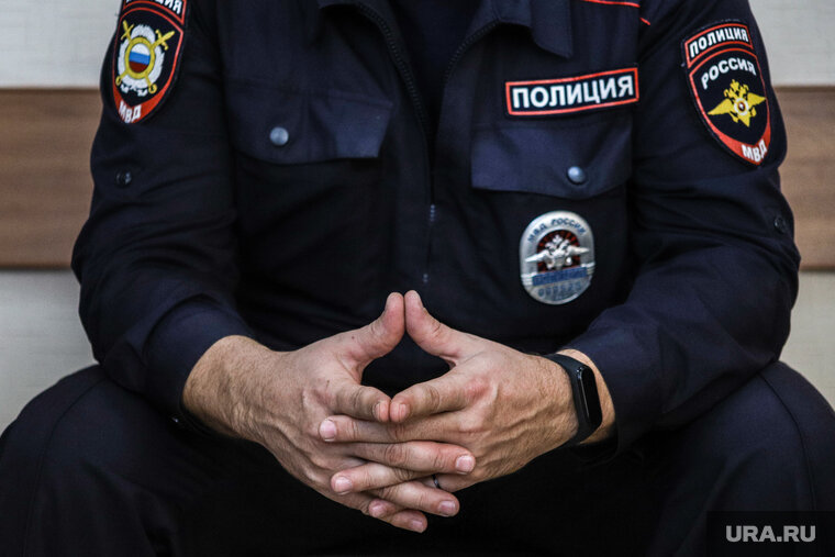    Полицейские пытались успокоить дебошира