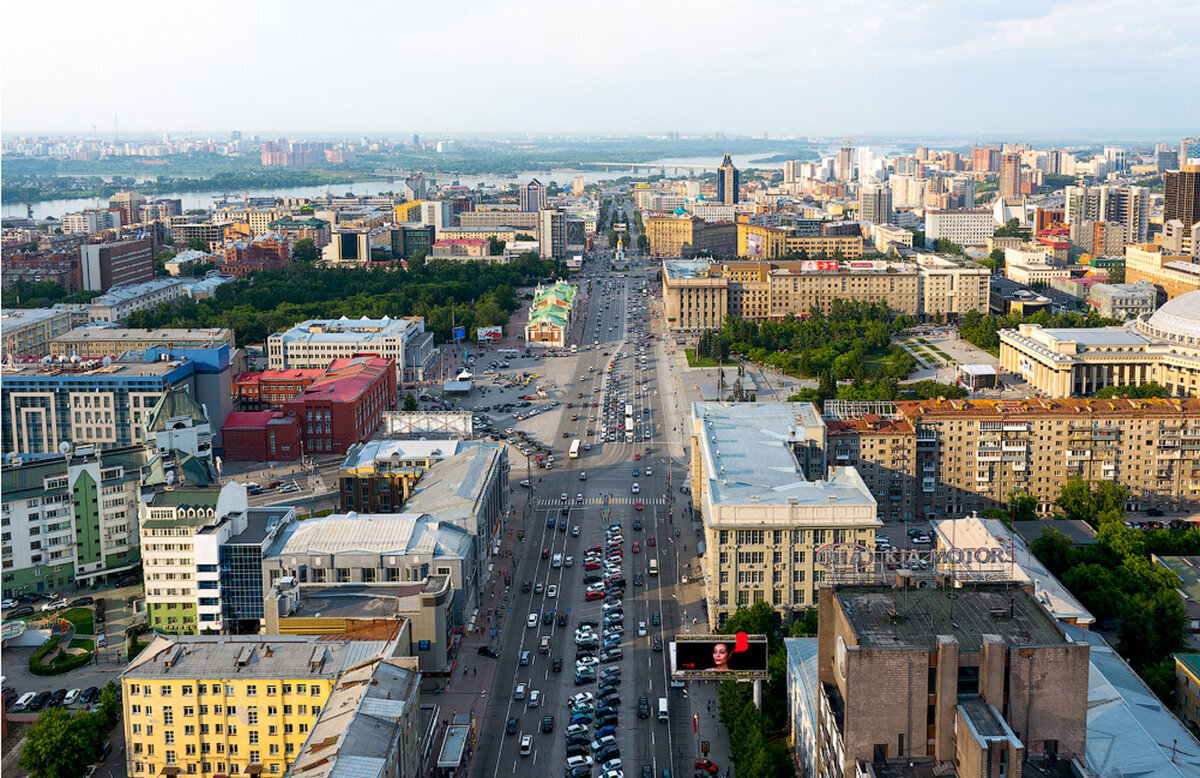 Красный проспект является одной из самых длинных прямых улиц мира (6492 м)