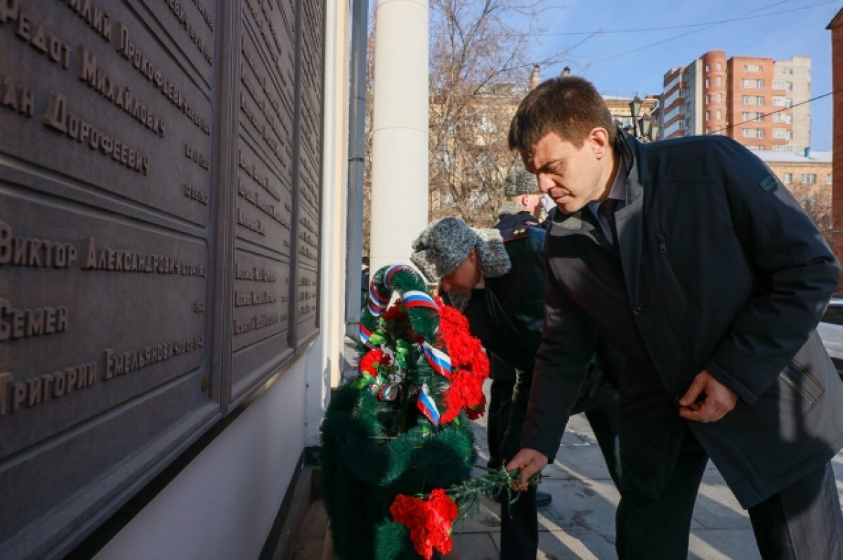    Губернатор Красноярского края почтил память погибших сотрудников ОВД