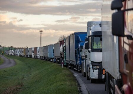    Польские дальнобойщики протестуют против украинцев, забирающих у них работу