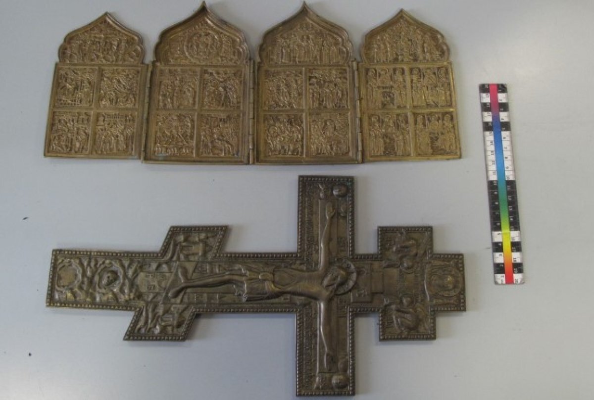    Жительница Кургана пыталась вывезти из страны икону и крест XIX века