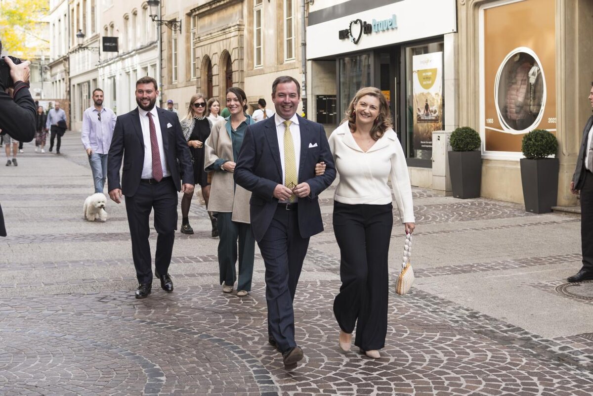 Накануне парламентских выборов наследная чета, принцесса Александра и принц Себастьян, подали свои бюллетени для голосования на избирательный участок «Ратскеллер» Муниципального округа.