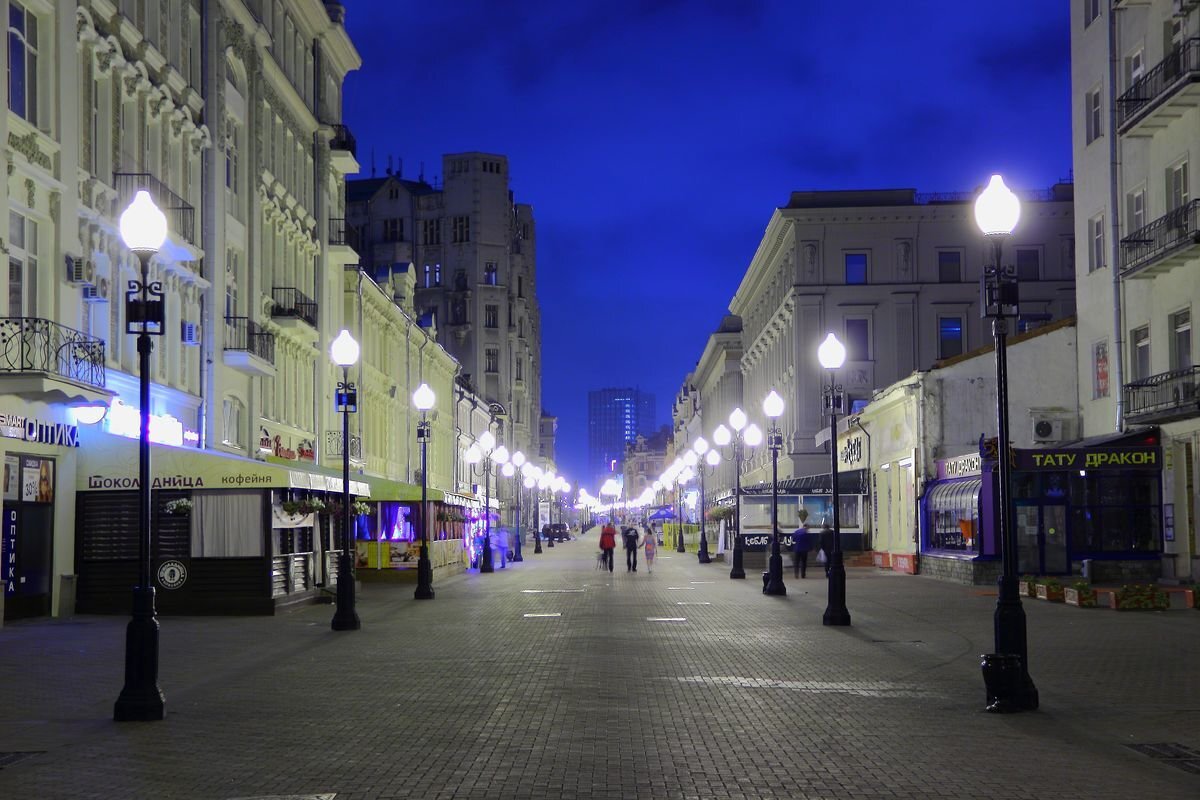 Улицы вечерней москвы. Старый Арбат Москва вечером. Улица Арбат Москва вечером. Арбат в Москве ночью. Вечерний Московский Арбат.