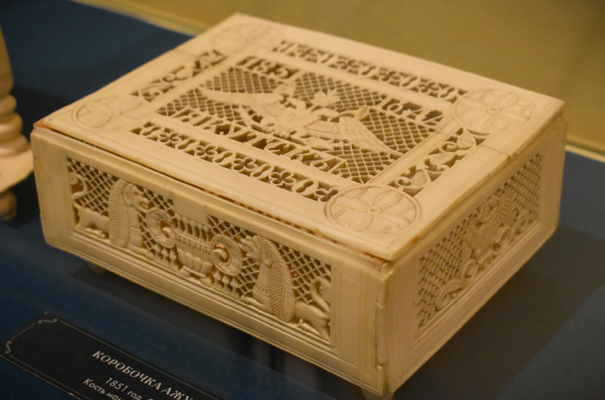 Коробочка ажурная. Якутия, кость мамонта, 1851 г. Фото из собрания ЕИХМ