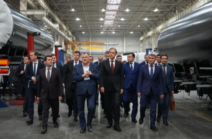 © Минпромторг РФ / minpromtorg.gov.ru (Глава Минпромторга РФ Денис Мантуров на открытии завода, который стал крупнейшим в стране предприятием по производству пероксида водорода)