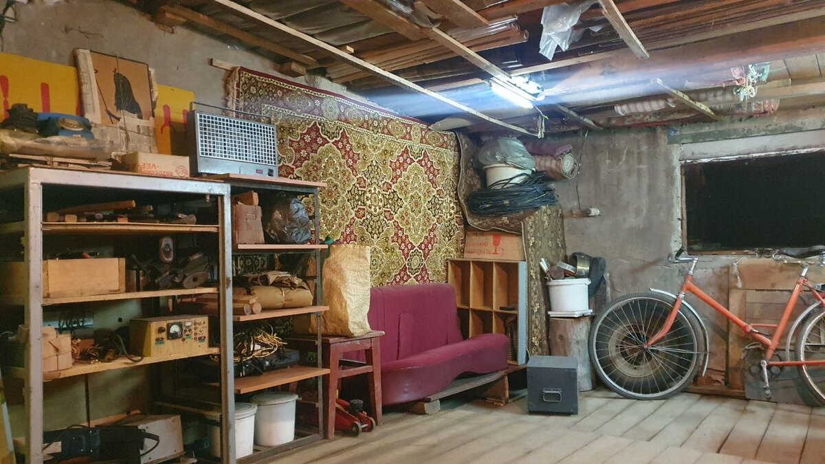 Уютный уголок в гараже.