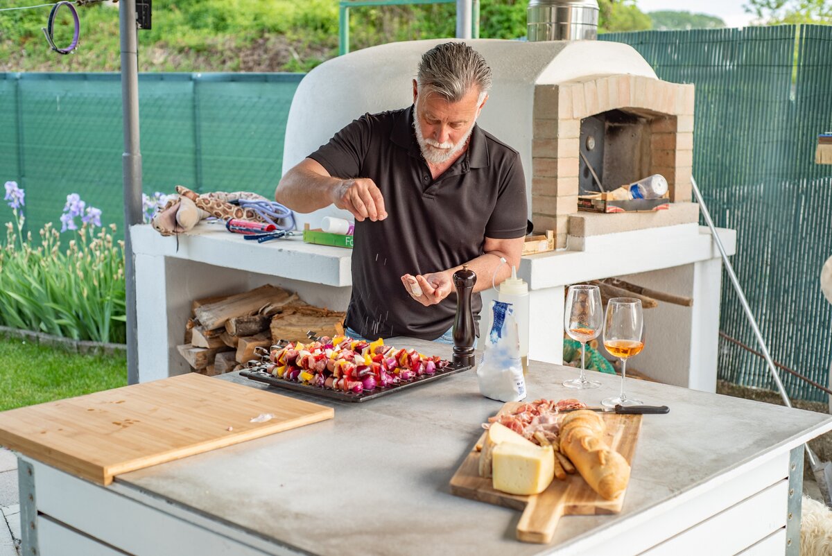    Летняя кухня возводится из легких материалов без утеплителя, а зачастую и вовсе без стенGettyImages