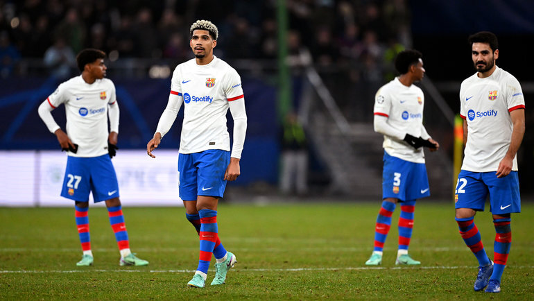    Игроки «Барселоны» после поражения в матче с «Шахтером». Getty Images
