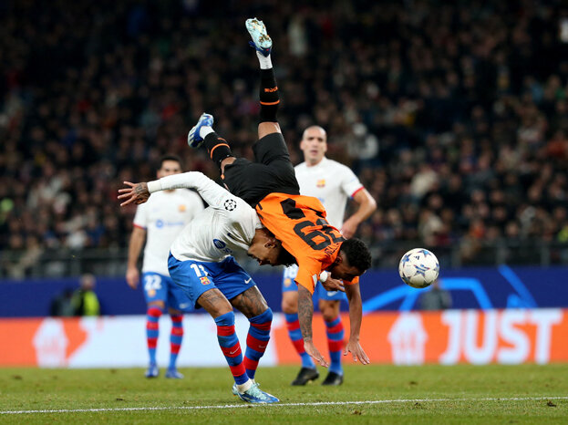    Рафинья и Невертон. Reuters