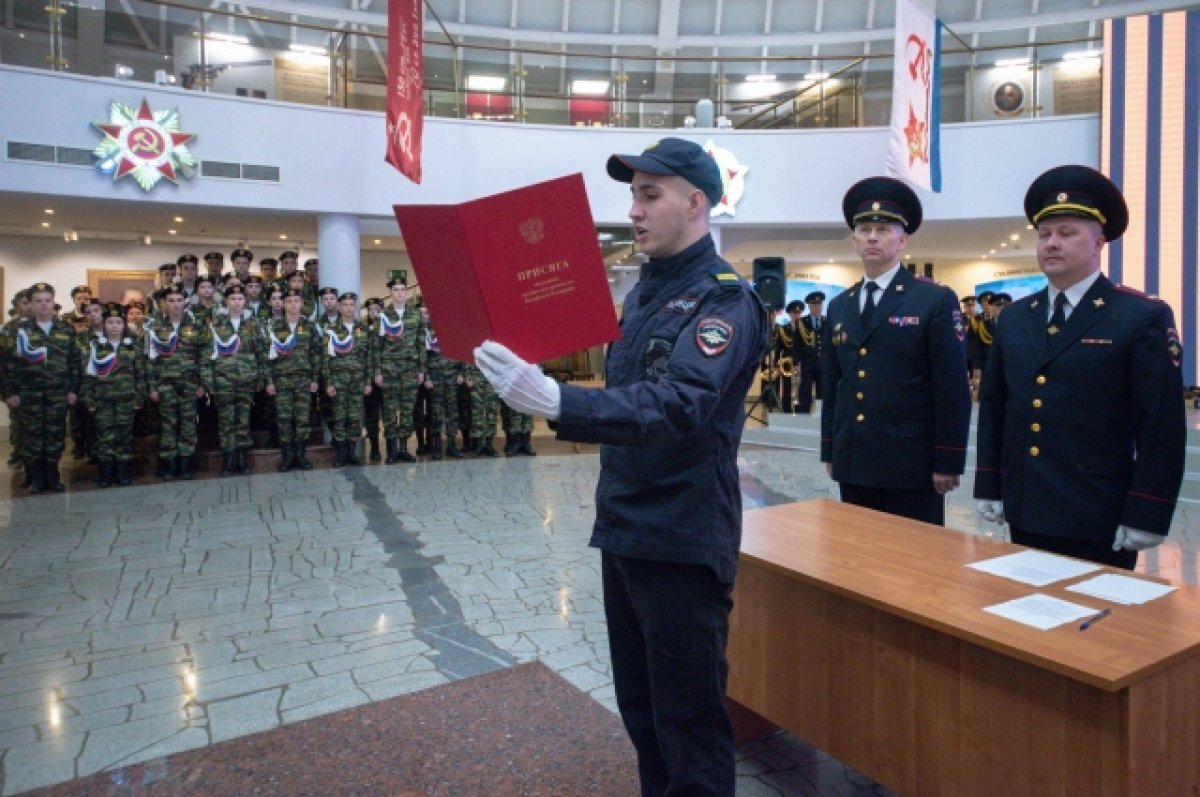    30 полицейских приняли присягу в тульском Музее оружия