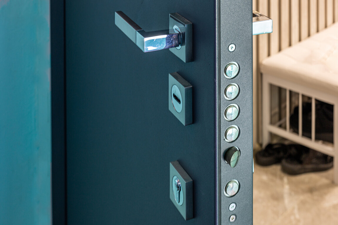 Замки на металлических дверях