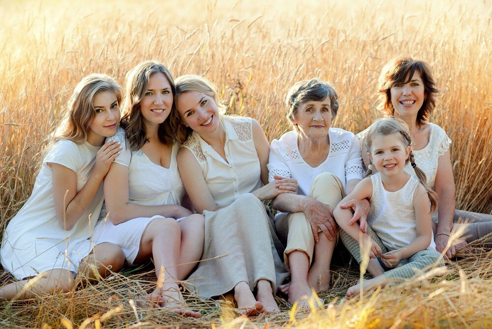 Несколько семей составляло. Женщины разных возрастов. Четыре поколения женщин. Несколько поколений женщин. Семейная фотосессия три поколения.