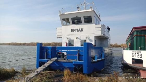 Основные характеристики судна проекта 090.05:   Длина габаритная 19,9 м   Ширина габаритная 6,2 м   Высота борта на миделе 1,5 м   Мощность главного двигателя 270 кВтОбь-Иртышский филиал Российского Классификационного Общества завершается техническое наблюдение за строительством маломерного буксирно-разъездного теплохода «Ермак» проекта 090.05. Об этом сообщает пресс-служба РКО.📷    Фото: РКО
Судно предназначено для буксировки и толкания сухогрузных барж, и барж для перевозки техники с топливом в баках перевозка пассажиров (спецперсонала) при толкании. Буксир-толкач с жилыми помещениями на главной палубе, рубкой на палубе надстройки в носовой части и машинным отделением в корме. Судно оборудовано водометным движителем собственной разработки ЗАО «Экспериментальная судоверфь». За счет наличия водомётного движителя судно обладает исключительной маневренностью, хорошими показателями тяги и имеет возможность сделать оборот на 180 градусов практически на одном месте.