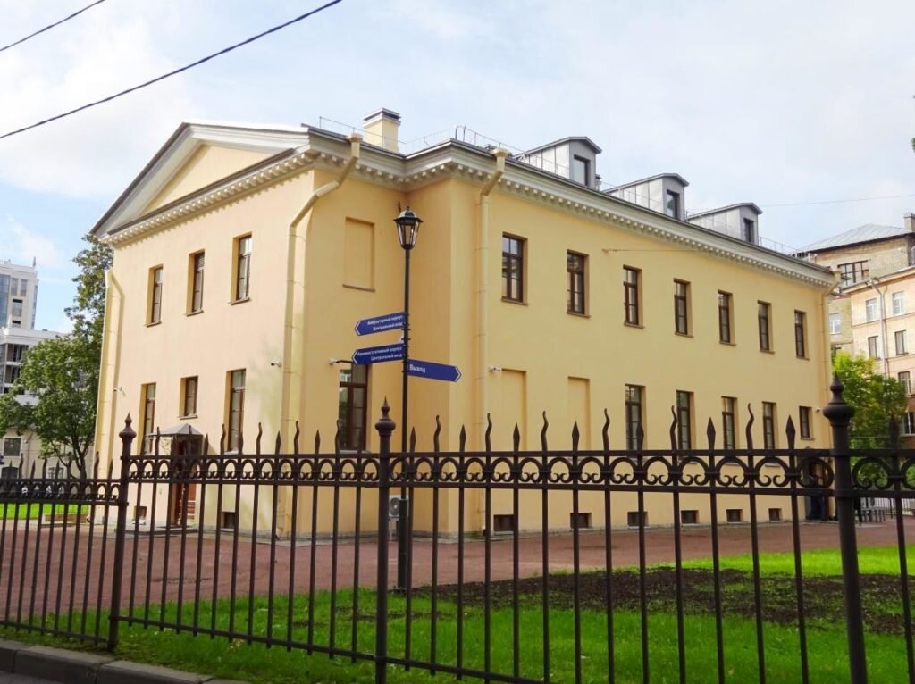 Самым большим из трёх корпусов является бывший больничный