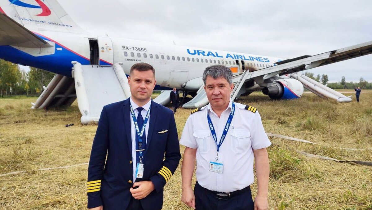 Члены экипажа А-320 после аварийной посадки в пшеничном поле 12 сентября 2023 года. Фото на память