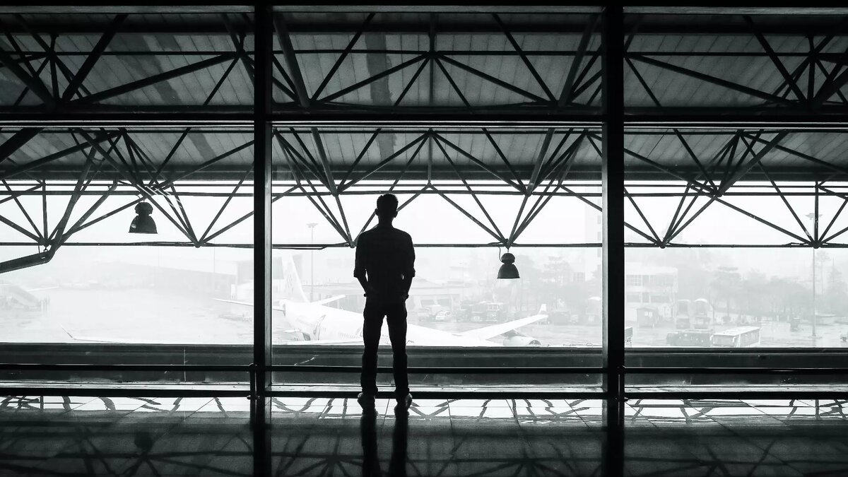     Салехард окутал туман 8 ноября. Из-за него работа местного аэропорта оказалась заблокирована.