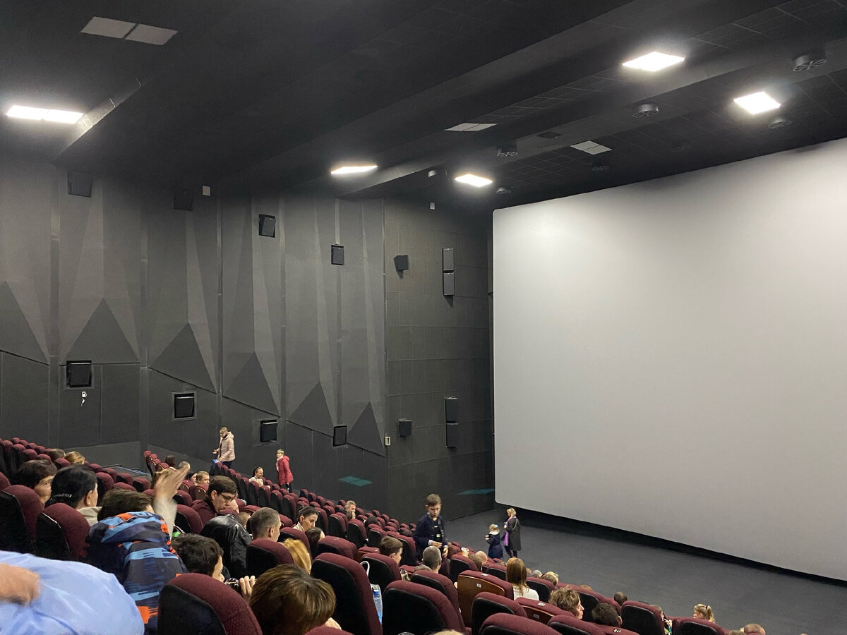 Зал был почти заполнен, что приятно. Фото автора. 