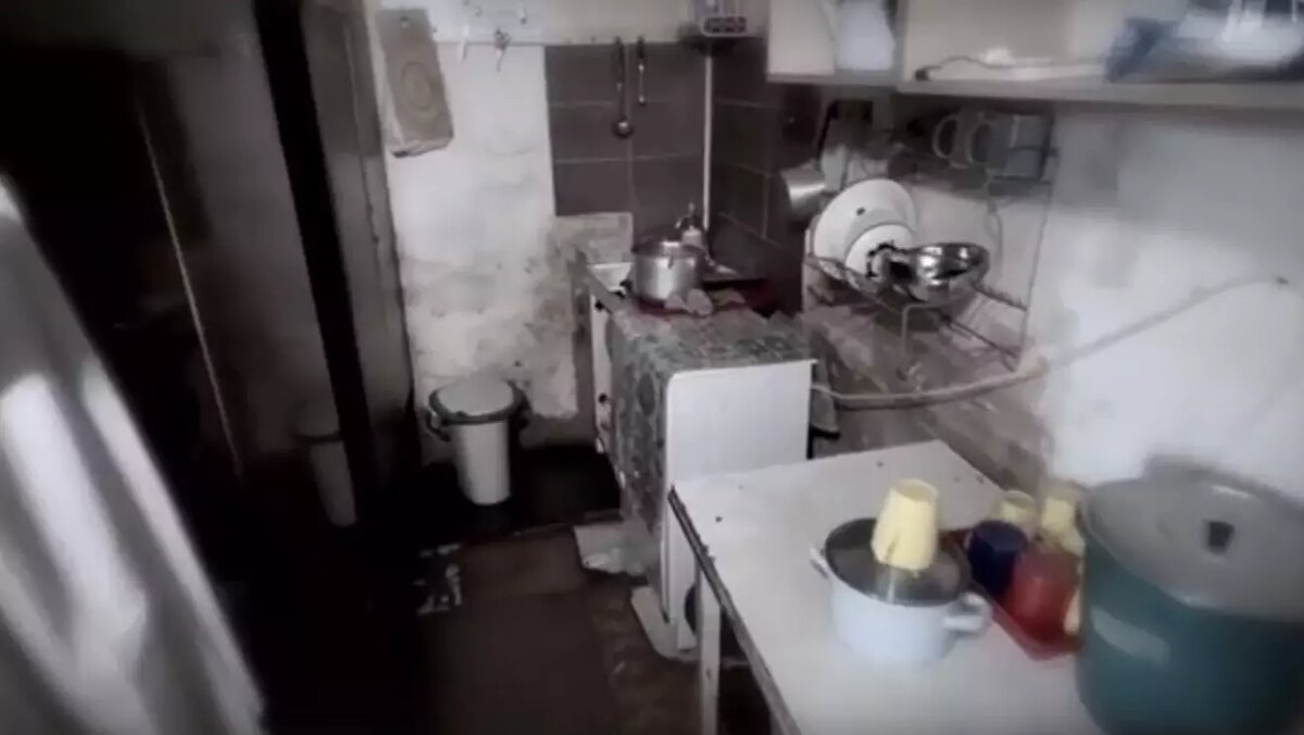     Семье из Богородска, в которой воспитывается семеро детей, приходится жить в общежитии, куда нередко приходят бомжи, а помещения покрыты плесенью. Об этом сообщает нижегородское отделение ОНФ.