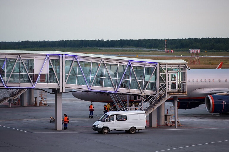    Сургутянин решил покурить возле трапа самолета