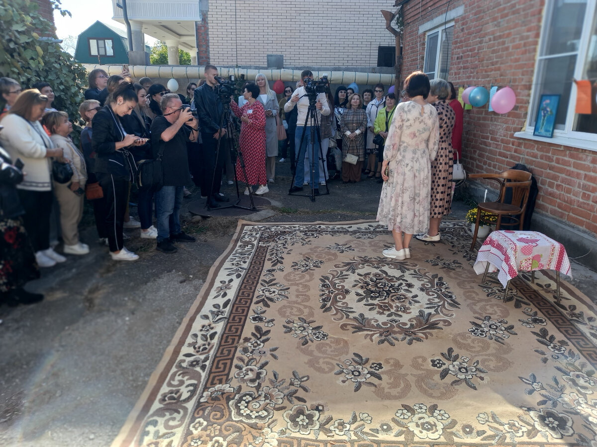 «Мне так надоело самой себе дарить подарки в день рождения и на праздники! Добрые люди, где же вы? Добрые люди, а добрые люди!» Евгений Шварц, «Золушка».-4