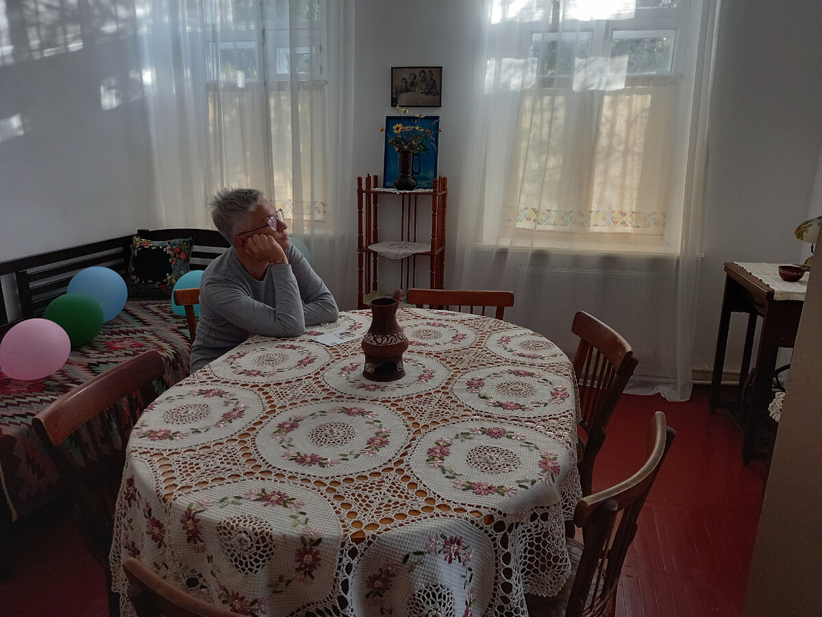 «Мне так надоело самой себе дарить подарки в день рождения и на праздники! Добрые люди, где же вы? Добрые люди, а добрые люди!» Евгений Шварц, «Золушка».-5