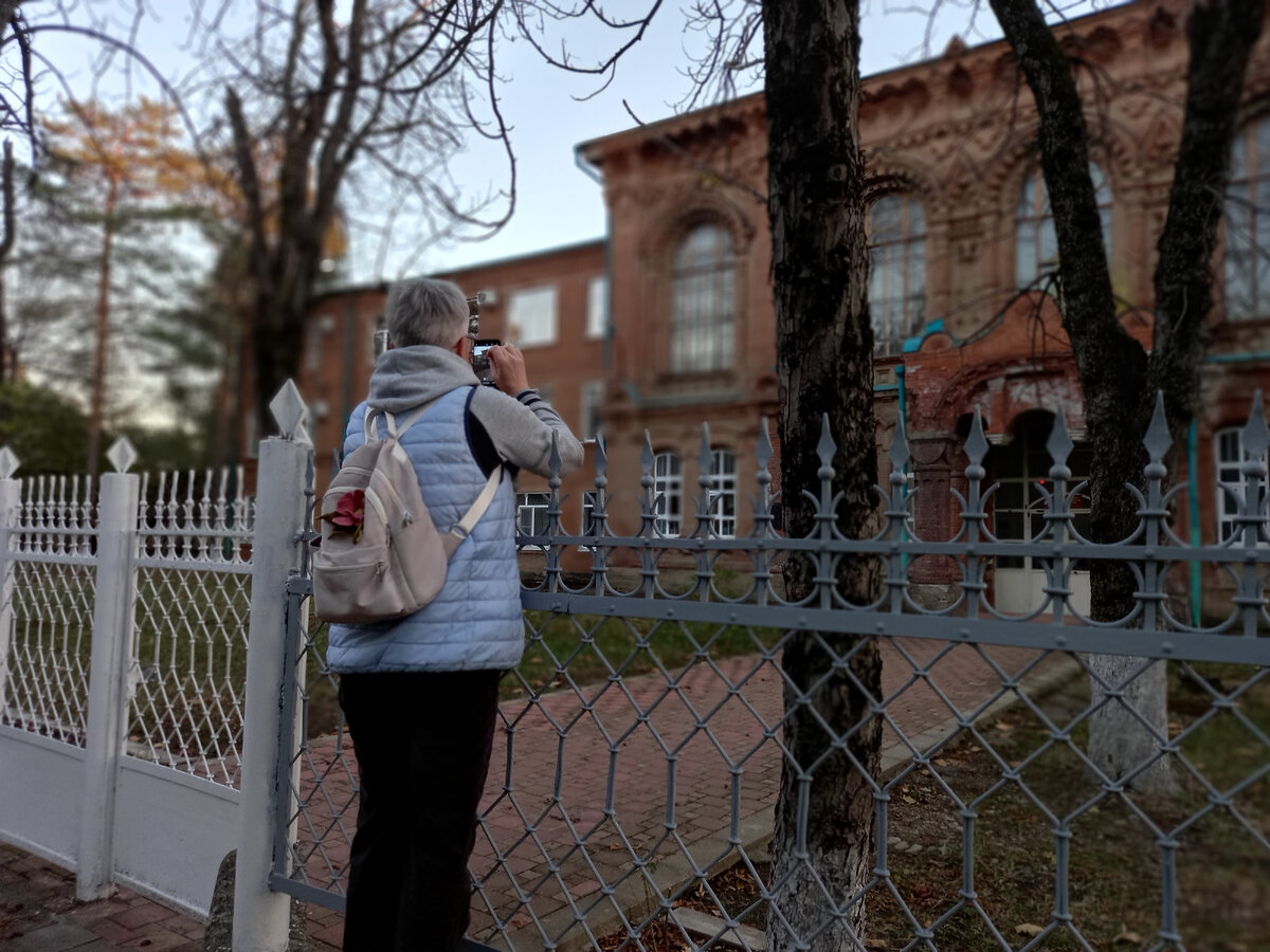 «Мне так надоело самой себе дарить подарки в день рождения и на праздники! Добрые люди, где же вы? Добрые люди, а добрые люди!» Евгений Шварц, «Золушка».-6