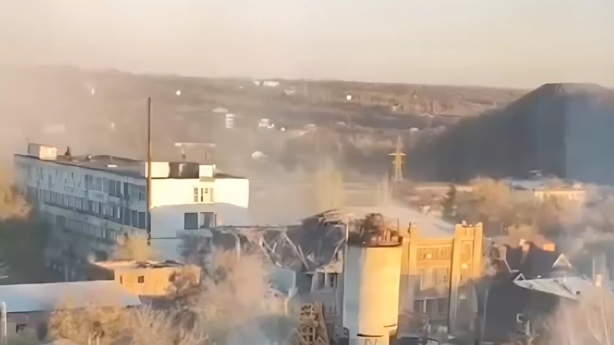     Российская сторона запросила созвать срочное заседание ООН в связи с ударом ВСУ по Донецку. Согласно предварительным данным, погибли шесть человек. Об этом информировал первый заместитель постпреда РФ при организации Дмитрий Полянский.