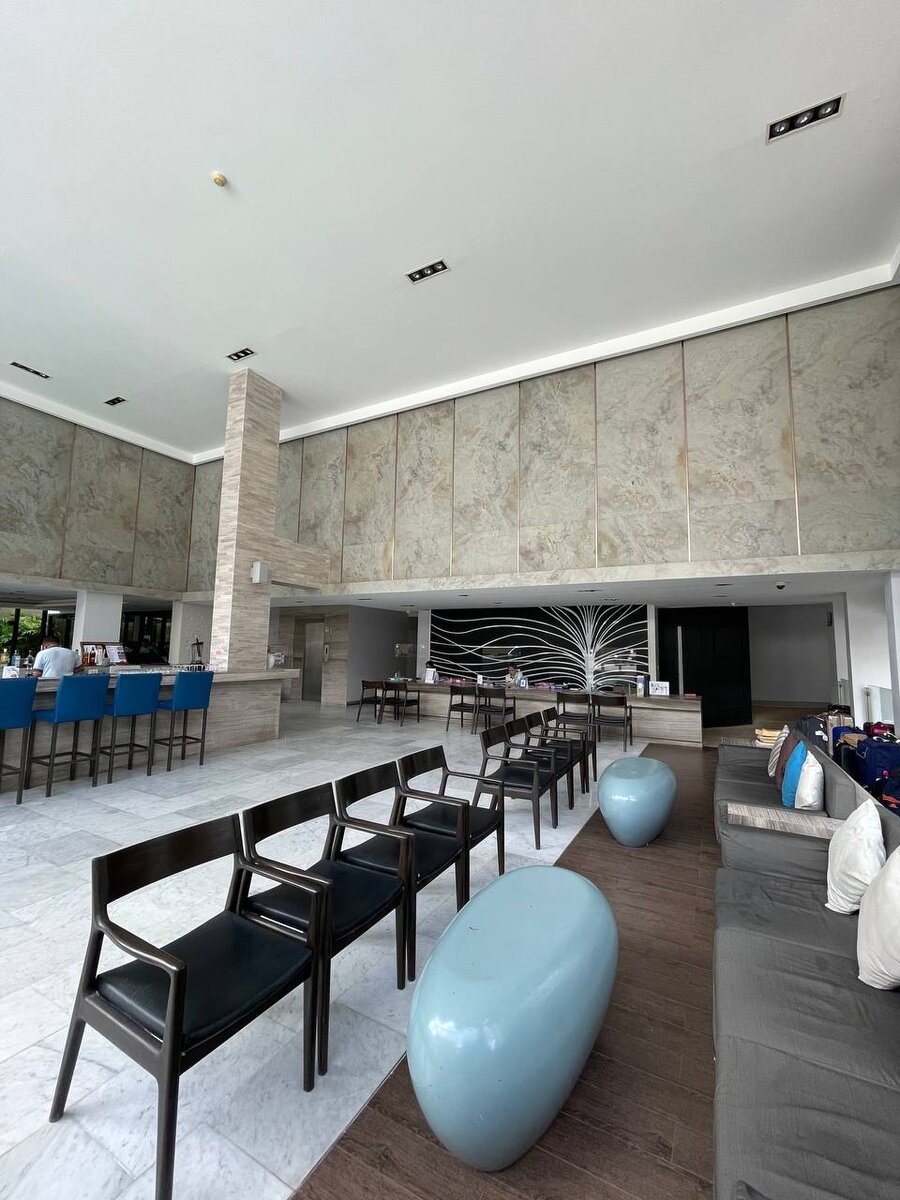 Так выглядит лобби и ресепшен отеля