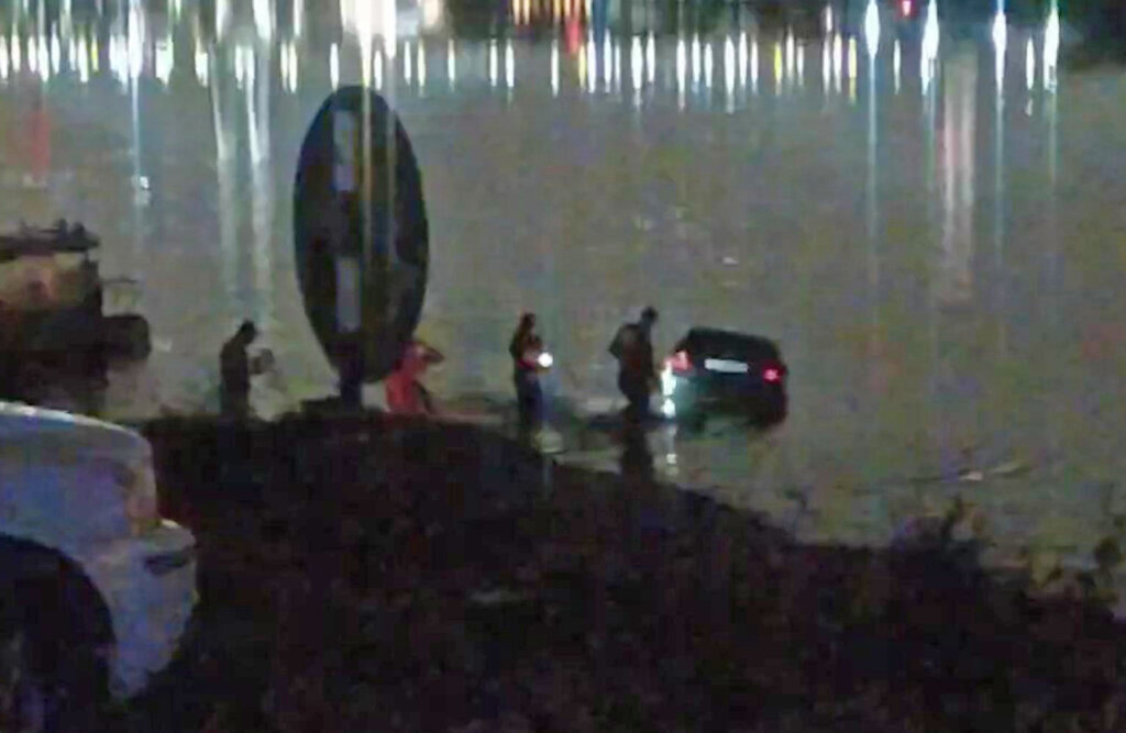 Извлечение автомобиля из р. Нева.