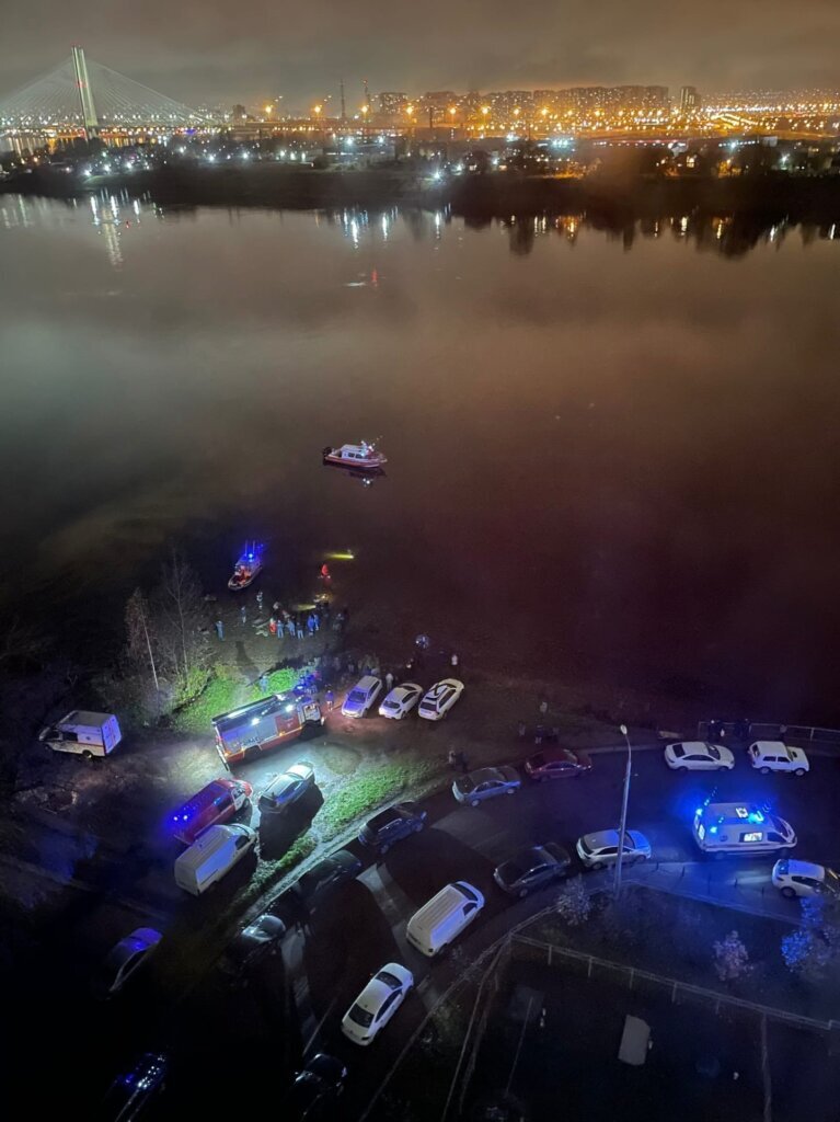 Работы по извлечение пассажира силами водолазов. https://rusdtp.ru/v-peterburge-avtomobil-utonul-v-neve-pogibla-beremennaya-passazhirka/