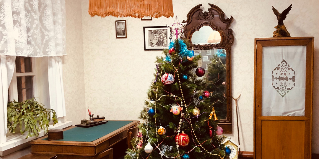 Здесь жил Аркадий Гайдар, любимый писатель нашего детства