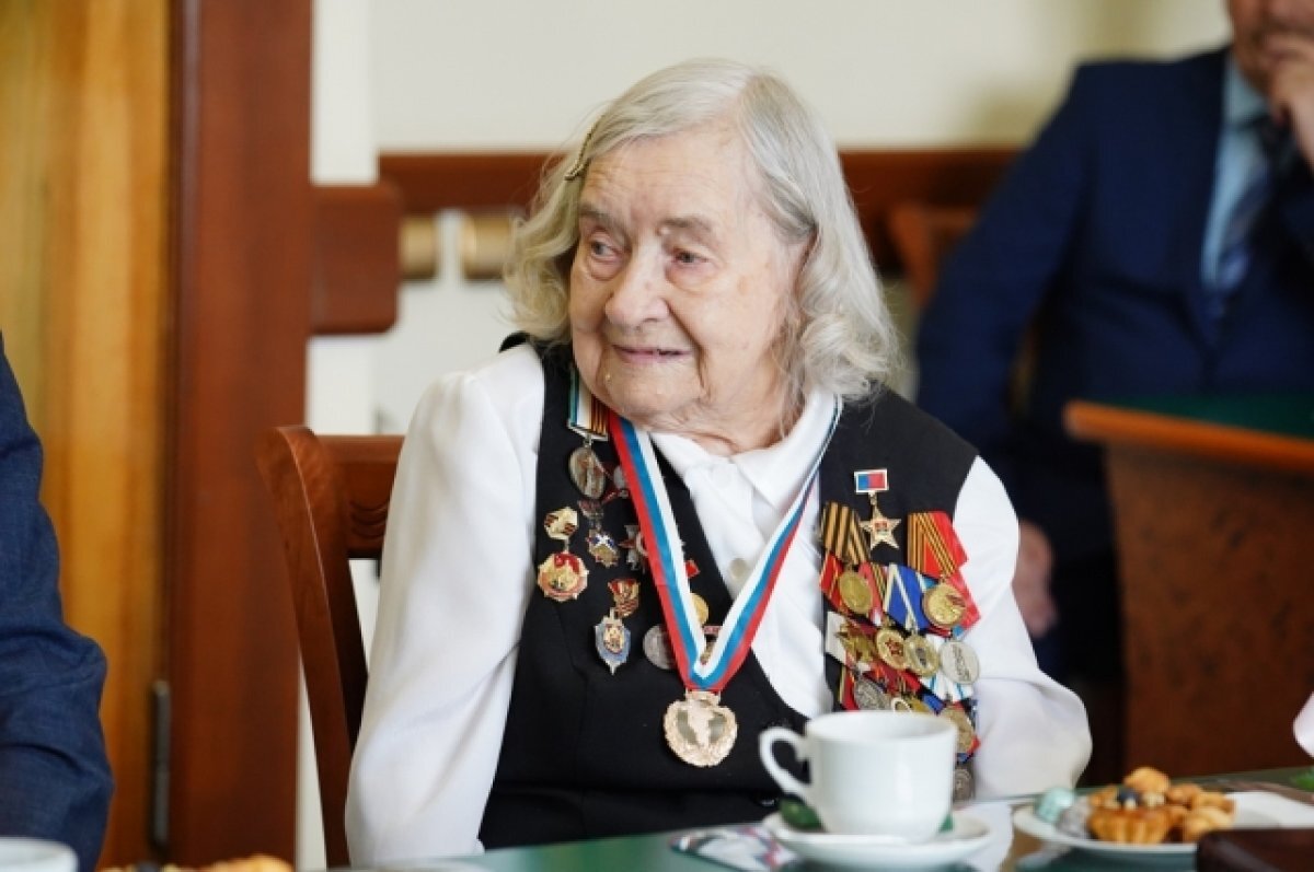    Поздравить ветерана пришли коллеги по службе и представители региональной власти.